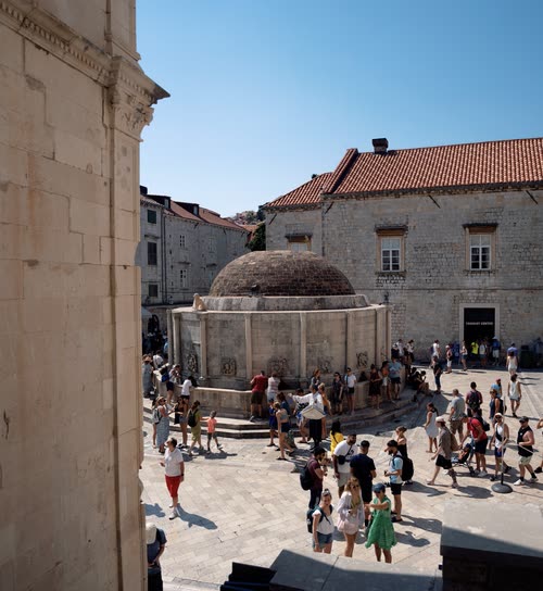 Onofrio's Fountain and the crowds inside the Pile Gate, Dubrovnik